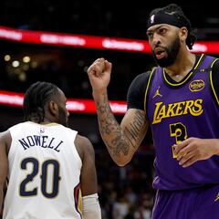 El que acaba derribando la puerta es el novato Knecht