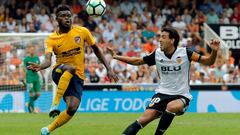 GRA279. VALENCIA, 09/09/2017.- El centrocampista del Valencia Dani Parejo (d) disputa un bal&oacute;n con el jugador ghan&eacute;s del Atl&eacute;tico de Madrid Thomas Partey (i) durante el partido correspondiente a la tercera jornada de LaLiga Santander 