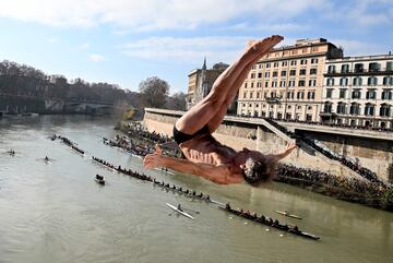 Los romanos han saltado desde lo alto del Puente Cavour, sobre el río que atraviesa la Ciudad Eterna para dar la bienvenida al 2023.