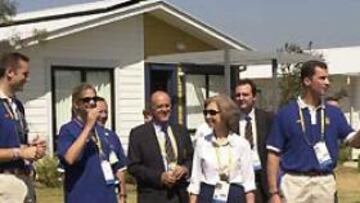 <b>MIEMBRO DEL COI.</B> En los Juegos de 2000, Goyeneche fue elegido miembro del COI. En la imagen, el conde de Guaqui (centro) acompaña a la La Reina Sofía, el Príncipe Felipe, la Infanta Cristina e Iñaki Urdangarín en una visita a la Villa Olímpica de Sydney.