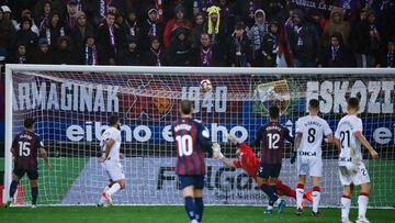 EIBAR (Guipúzcoa), 07/01/2024.- El delantero del Athletic Club Asier Villalibre (2i) anota un gol, primero para su equipo y del partido durante el partido de dieciseisavos de final de la Copa del Rey que el Eibar disputa ante el Athletic Club este domingo en el Estadio Municipal de Ipurua. EFE/ Javier Etxezarreta
