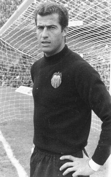 23 partidos con el Betis y 127 con el Valencia. Jugó de portero dos temporadas en el Betis, al final de su carrera. Con el Valencia jugó ocho temporadas, en dos etapas, tras su paso por el Barcelona. levantó la Copa del Generalísimo en 1966-67 y la Liga 1970-71 aunque en esta temporada no disputó ningún partido.
