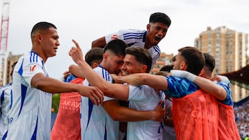 ZARAGOZA, 25/05/2025.- Los jugadores del Zaragoza celebran el 1-0 durante el partido de la jornada 41 de LaLiga Hypermotion entre el Real Zaragoza y el Deportivo, este domingo en La Romareda, siendo este el último partido que el equipo aragonés jugara en el estadio. EFE/ Javier Cebollada