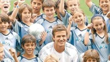 <b>COMO UN NIÑO. </b>Becks disfrutó en California con los más pequeños.