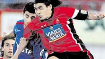 <b>SUPERIOR. </b>Arango, que marcó el primer gol, se impone en un balón a Raúl Albiol.