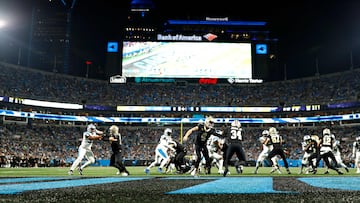 Derek Carr #4 of the New Orleans Saints hands the ball offsides to Tony Jones Jr. #34