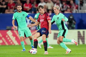 Pablo Ibánez controla la posesión ante Griezmann.