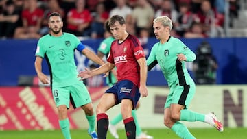 Pablo Ibánez controla la posesión ante Griezmann.