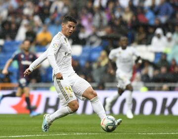 Real Madrid 2-0 Levante | Postigo la tocó de cabeza y el balón le cayó a James. El colombiano se la dio a Benzema, que llegó en profundidad, y el francés controló con un pie y definió con el otro. 



