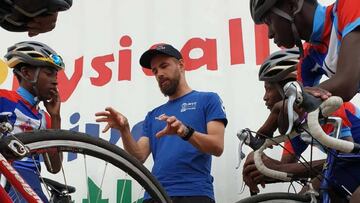 El ciclistas V&iacute;ctor Campenaerts habla con j&oacute;venes ciclistas de Namibia.