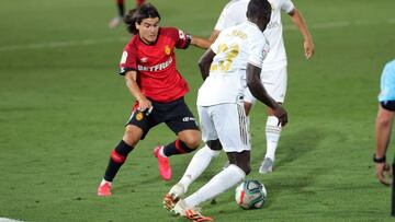 deportes 39      GRAF6663. MADRID, 24/06/2020.- El centrocampista mexicano del Real Mallorca, Luka Romero (i), el jugador mas joven en debutar en la liga espa&Atilde;&plusmn;ola de primera divisi&Atilde;&sup3;n, intenta cortar el avance del defensa franc&