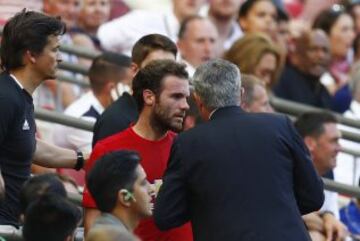 Jose Mourinho habla con Juan Mata.