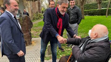 23-06-2022 NOTICIAS SPORTING DE GIJON
FOTO DE ARCHIVO FERNANDO FUEYO CAPELLAN DEL SPORTING HA FALLECIDO HOY EN LA FOTO SALUDANDO AL PIRAGUISTA HERMINIO MENENDEZ EN EL FUNERAL DEL PRESIDENTE JOSE FERNANDEZ