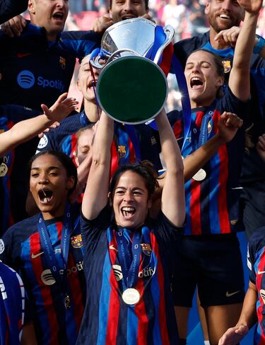 Marta Torrejón levanta el trofeo que acredita al Barcelona como campeón de la Champions Femenina.