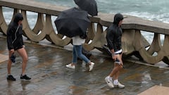 Varias personas con paraguas caminan por el Paseo Marítimo de La Coruña, a 19 de junio de 2022, en A Coruña, Galicia, (España). La inestabilidad se mantendrá en Galicia al menos hasta la mitad de la semana que viene. A partir de mañana lunes 20 de junio  el descenso térmico será notable, con mínimas de hasta 8 grados. Meteogalicia indica que la bajada de temperaturas dejará valores máximos de 30 grados en Ourense y 20º y 21º en A Coruña y Vigo, respectivamente, lo que supone un descenso notable con respecto a las jornadas anteriores.
19 JUNIO 2022;LLUVIA;VIENTO;TEMPORAL;MAL TIEMPO;MAR;OLAS;
M. Dylan / Europa Press
19/06/2022