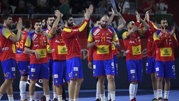 GEO01. Varazdin (Croatia), 13/01/2018.- Players of Spain greet their supporters during the EHF European Men's Handball Championship 2018 group D match between Spain and Czech Republic in Varazdin, Croatia, 13 January 2018. (Croacia, España, Re