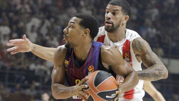 TOM13 BELGRADO (SERBIA), 20/10/2017.- El base estadounidense del Barcelona, Phil Pressey (i), trata de anotar ante la oposición del escolta estadounidense-dominicano del Estrella Roja James Feldeine (d) durante un encuentro de Euroliga en Belgrado, Serbia, hoy, 20 de octubre de 2017. EFE/ANDREJ CUKIC