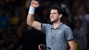 Dominic Thiem celebra su victoria ante Milos Raonic en su partido de segunda ronda del Rolex Paris Masters en el AccorHotels Arena de París.
