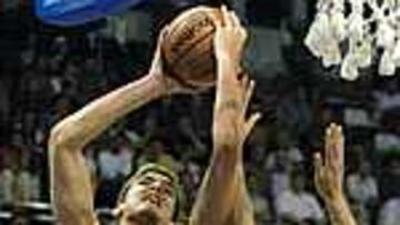 GRAN AYUDA. Gasol respaldó la decisiva labor encestadora de Paraíso.