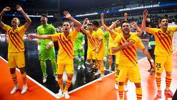 La plantilla del Bar&ccedil;a celebra su pase a la final de Champions tras remontar ante el Benfica.