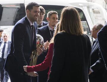 Felipe Reyes llega a la recepción. 