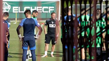 Nino dirige el entrenamiento del Elche.