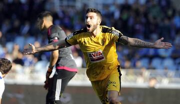 Borja Bastón celebra un gol del Eibar contra la Real Sociedad.