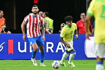 Endrick and Omar Alderete fight for the ball during the match between Paraguay and Brazil.