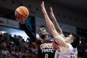 Ike Iroegbu, del B¨¤squet Girona, ataca la canasta ante la oposici¨®n de Gabriel Deck.