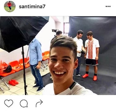 ¿Ha desvelado Santi Mina una de las camisetas del Valencia?