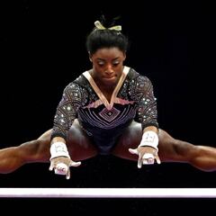 Simone Biles rompe la barrera de los 60 puntos en su vuelta