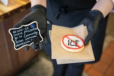 Miles de personas en la protesta en San Francisco contra el ICE. La ciudad de California se une así al resto de lugares en EE.UU. que han asumido una huelga general en contra de las actuaciones del Servicio de Inmigración y Control de Aduanas.