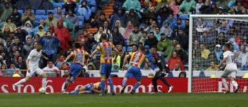 Benzema marca el segundo del Real Madrid con polémica. Al primer remate de Karim Benzema, el delantero estaba en fuera de juego, pero en la segunda jugada recibe la pelota de un jugador del Valencia. Fernández Borbalán finalmente dio el gol por válido.