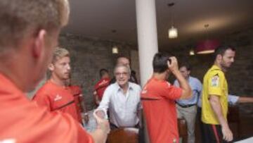 20/07/15 REAL ZARAGOZA PRETEMPORADA EN BOLTAÑA
CESAR ALIERTA PRESIDENTE TELEFONICA SALUDANDO A LOS JUGADORES