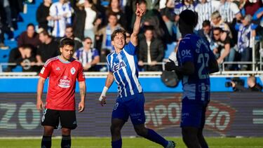 VITORIA, 27/04/2024.- El centrocampista del Alavés Giuliano Simeone (c) celebra tras marcar el primer gol ante el Celta, durante el partido de Liga en Primera División que Deportivo Alavés y Celta de Vigo disputan este sábado en el estadio de Mendizorroza, en Vitoria. EFE/L. Rico
