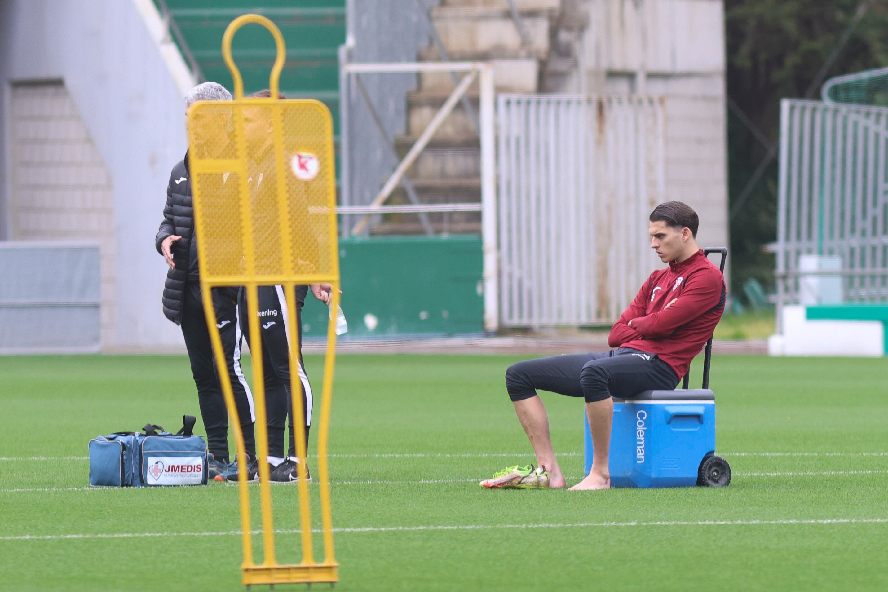 180425 Entrenamiento del Córdoba a puerta abierta para la afición. (En la imagen, Álex Sala se retira del entreno)