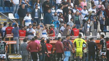 Futbol, Universidad Catolica vs Colo Colo.
Fecha 11, campeonato Nacional 2022.
Hinchas de Universidad Catolica alientan contra Colo Colo durante el partido por la primera division disputado en el estadio San Carlos de Apoquindo.
Santiago, Chile.
24/04/2022
Jonnathan Oyarzun/Photosport
Football, Universidad Catolica vs Colo Colo.
11 th date, 2022 National Championship.
Universidad Catolica’s fans cheer against Colo Colo during the first division match held at San Carlos de Apoquindo stadium.
Santiago, Chile.
24/04/2022
Jonnathan Oyarzun/Photosport