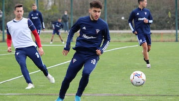 El jugador rojillo Moha Ezzarfani, durante un entrenamiento.