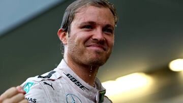 Nico Rosberg celebrando su victoria en Bakú.