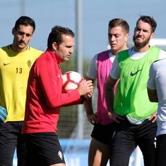 El Molinón acoge un gran duelo entre aspirantes al ascenso