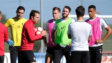 Baraja espera hoy un Sporting “diferente” tras hablar con su plantilla de los errores.