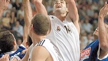 <b>PELEÓN. </b>Felipe Reyes no se arrugó ante sus ex compañeros estudiantiles y luchó en las dos canastas.