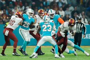 El jugador del Miami Dolphins Junes y el de los Washington Commanders Ertz durante el partido.