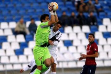 Cristopher Toselli controla la pelota ante el acecho del atacante de Danubio.