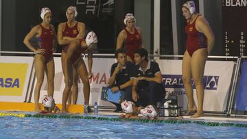 Miki Oca da &oacute;rdenes durante un partido de la selecci&oacute;n espa&ntilde;ola de waterpolo femenino.