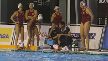 Miki Oca da &oacute;rdenes durante un partido de la selecci&oacute;n espa&ntilde;ola de waterpolo femenino.