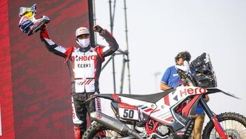 CS Santosh en el podio de salida del Dakar en Yeda.