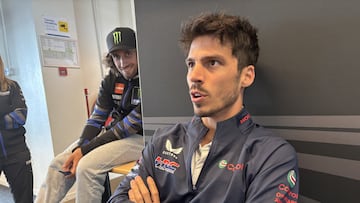 Rins se cuela en segundo plano en la foto de Mir.