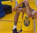 ¡Curry perdió una pelota insólita, pero su rival hizo algo peor!