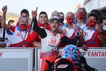 Jorge Martin celebrando la pole conseguida en el Gran Premio de Valencia. 